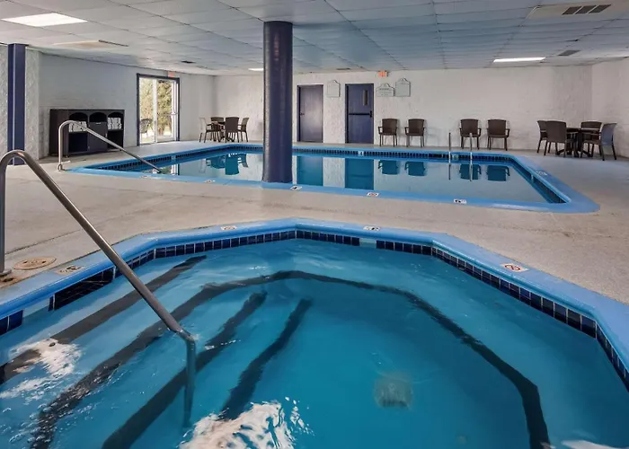 Charlevoix Inn & Suites Surestay Collection By Best Western